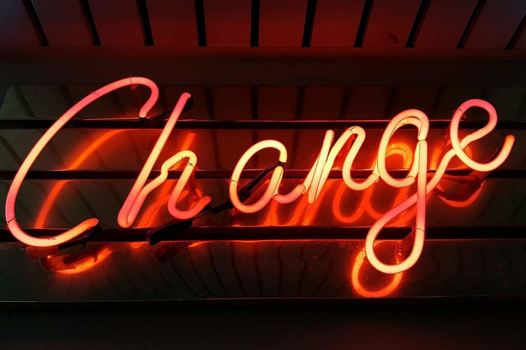 Foto von Neonschrift mit dem Wort 'Change'