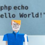 Grafik mit Person und Text "php echo Hello World"