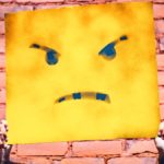 Mauer mit bösem Smiley