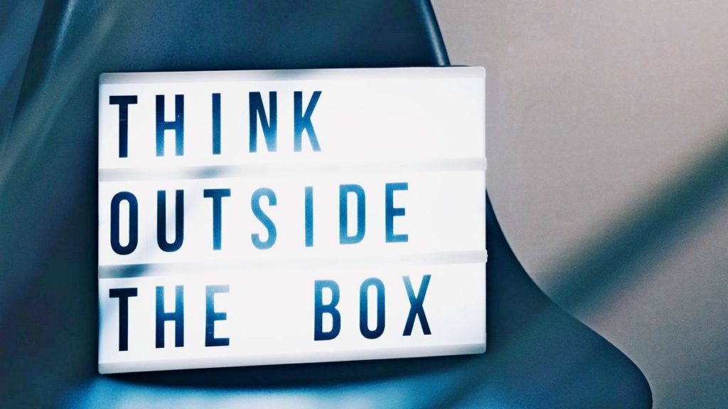 Schild mit Text "Think outside the box"