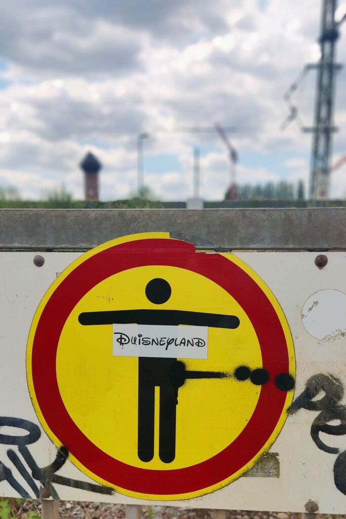 Photo, Verkehrzeichen mit Aufkleber Duisneyland